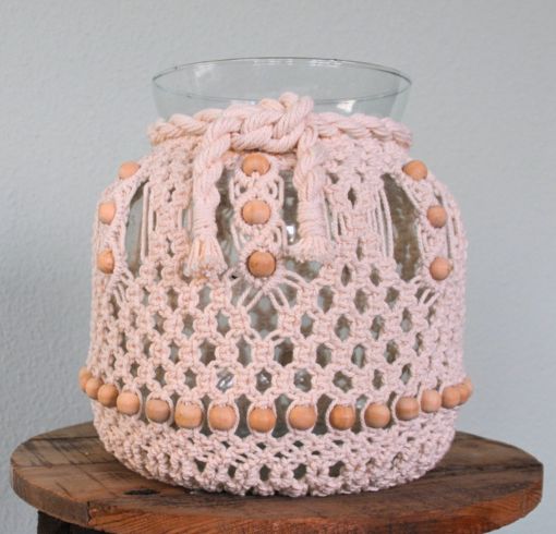 Windlicht met macrame van licht garen en lichte houten kralen