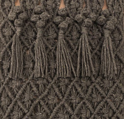 Detail van lijst met macrame van donker garen.